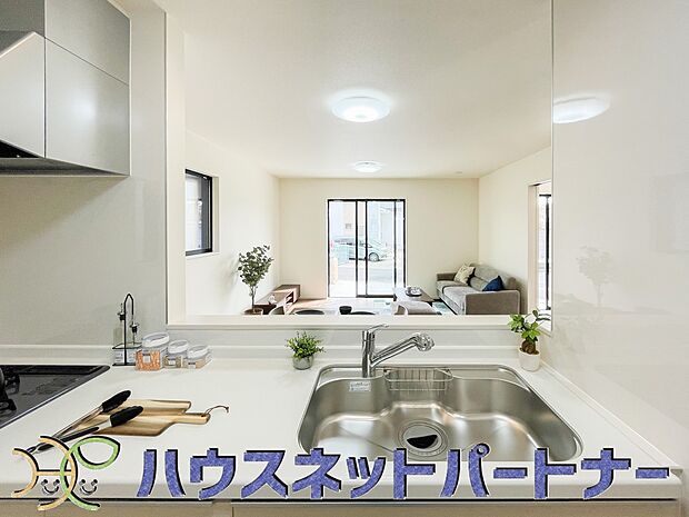 明るく開放的なオープンキッチン。家族とのコミュニケーションが取りやすく、みんなの笑顔が溢れます。