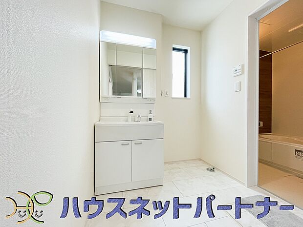 家の中でも特にプライベートスペースとなる洗面所は、洗濯場所と浴室を同じ空間でまとめております。小窓を設置しておりますので、熱気などが籠りやすい空間でちょっとした空気の入れ替えを。