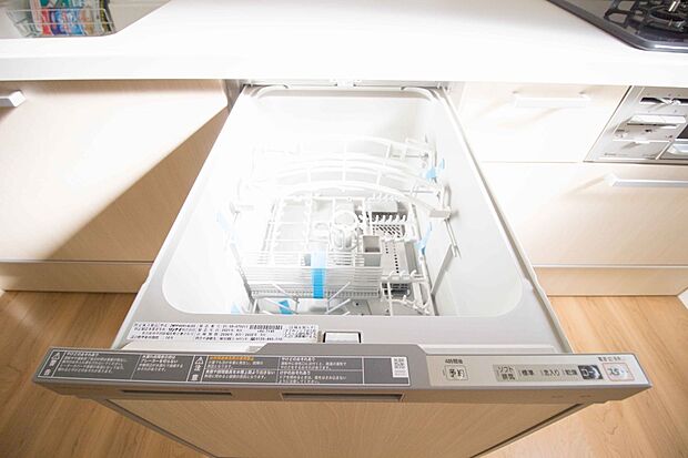 食器洗いのわずらわしさから開放してくれる嬉しい設備。後片付けの手間を減らし奥様の時間を有効活用できます。お湯と洗剤を使う機会が少なくなるため、手荒れ防止にも。