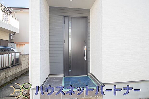 お客様も迎える玄関は高級感のある造りです。