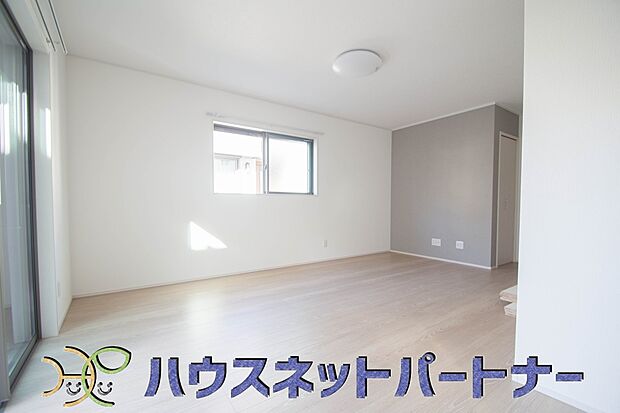 整然とした空間演出、快適な理想の暮らしの実現は家のみの拘りではなく、そこで暮らす方々にとって素敵な環境であることも挙げられると思います。四季折々の変化が奏でる鼓動を楽しんで下さい。