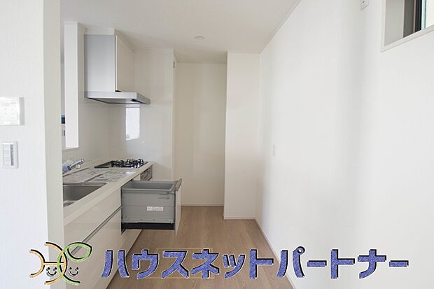パントリー（食料庫）常温保存できるパン、お米、調味料、缶詰など、日常的に使うものや未開封の食品の収納にぴったり。棚にものを並べて収納すれば、何が足りないのかひと目で確認できます。