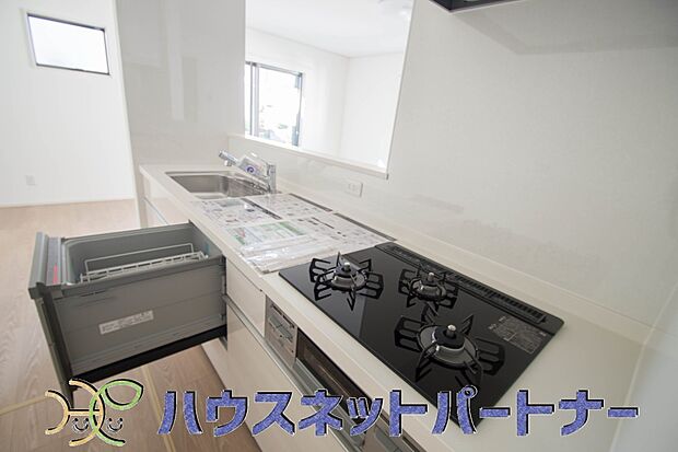 三口コンロで料理の幅を拡げてくれる使いやすいシステムキッチンを採用。洗い場も大きいので野菜や食器を洗ったりする際にも捗り、奥様の強い味方となってくれるはずです。
