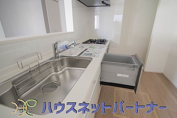 ビルトイン食器洗乾燥機完備。家事のお手伝いをしてくれる奥様の味方です。食器を洗っている間にお掃除など、様々なシーンで家事の時短に役立つ食洗機。省スペースのビルトインタイプを採用致しました。