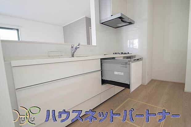 明るい自然光が入る作業スペースを多くとったキッチン採用。夫婦揃ってキッチンに立っても調理がしやすく、家事をしながら会話も弾みます。食器類もすっきりと片付く収納力。