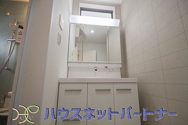 大きく見やすい三面鏡で清潔感ある洗面台は、身だしなみチェックや肌のお手入れに最適です。何かと物が増える場所だからこそ、スッキリと見映えの良い空間に拵えました。