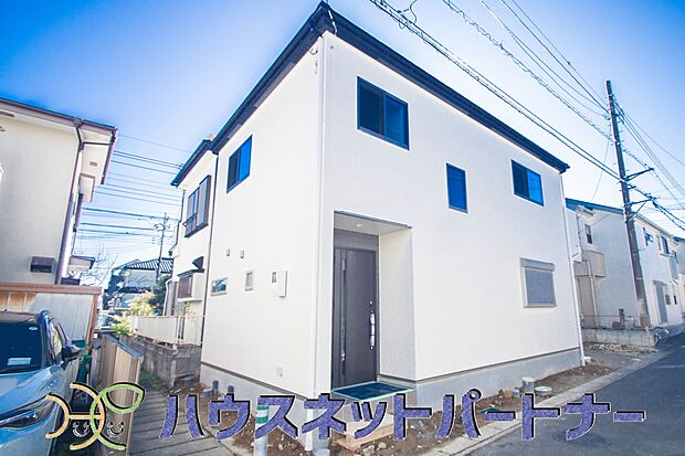 街に溶け合う美しい景観と、採光や風通しを考えて設計された間取り。近隣の視線を考え調整した窓位置など、外観だけでなく、住まうご家族の心地よさを最優先しました。