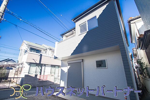 堂々たる趣ながら、主張し過ぎずどこか余裕を感じさせるシャープなフォルムで佇む邸宅は、晴天の空と照らし合わせる事で、本来あるべき完成形の姿を見せてくれます。