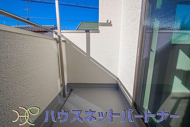 南バルコニーから差し込む陽光・通風は、住環境・快適性と共に有り続ける貴重な「財産」です。この新築戸建に住まう事で手に入れるものは、きっと日常にとっても貴重な存在となるはずです。