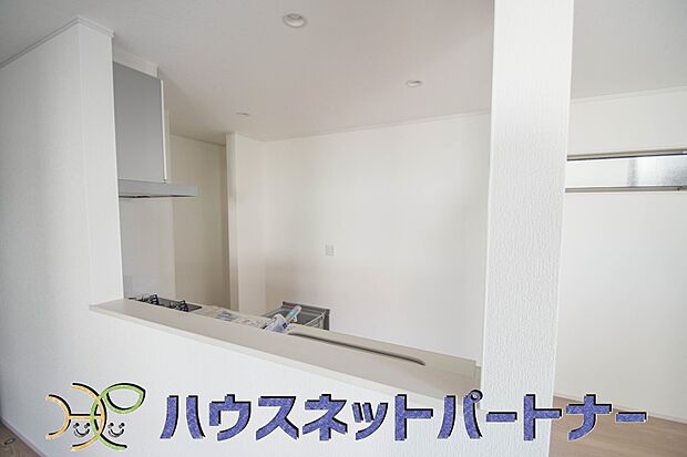 キッチン吊戸棚を無くす事によって、コミュニケーションを重視した設計に致しました。区画によって変わる一体感を、実際にご覧になって頂けましたらと思います。