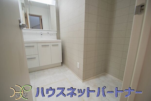 広い脱衣所、洗面台も大きなサイズを設置。建売では見ない広さと解放感。
