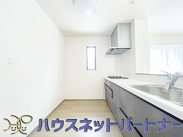 家族の様子を見ながらキッチンでお料理。一日の出来事を会話しながらの家事は嬉しいコミュニケーション。