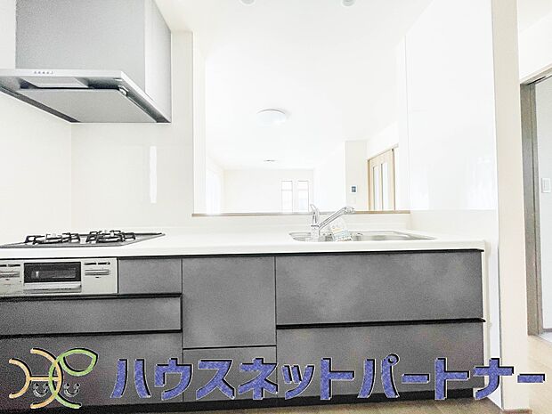 キッチン吊戸棚を無くす事によって、コミュニケーションを重視した設計に致しました。区画によって変わる一体感を、実際にご覧になって頂けましたらと思います。