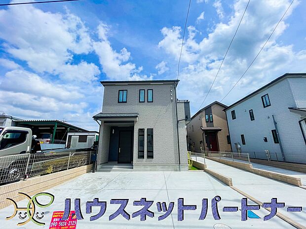 街に溶け合う美しい景観と、採光や風通しを考えて設計された間取り。近隣の視線を考え調整した窓位置など、外観だけでなく、住まうご家族の心地よさを最優先しました。