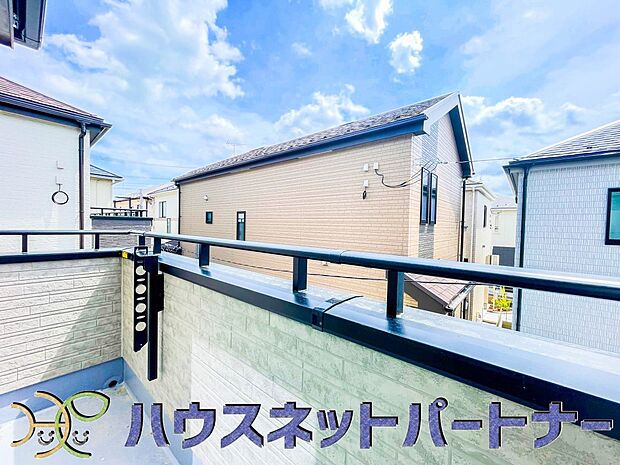 朝の澄んだ空気や、夕方に吹く清々しい風を五感で感じられるバルコニー。住まいの中で屋外にあって、本当の自然を感じられるスペースです。
