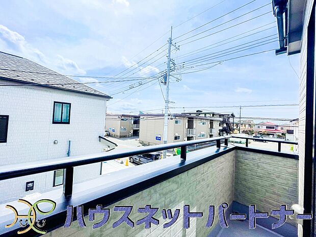 青い空が近くに感じるバルコニーは、爽やかな風をお部屋へ運んでくれます。