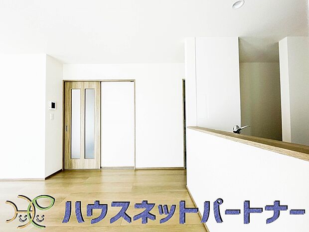 明るく開放的なダイニング。家族とのコミュニケーションが取りやすく、みんなの笑顔が溢れます