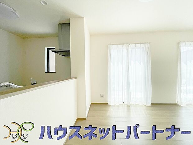 忙しい朝でも家族揃って食事をして頂ける、ゆとりある大きさのダイニングスペース。奥様の手料理をカウンター越しに受けとって頂き、テーブルで囲む素敵な時間を存分にお愉しみ下さい。