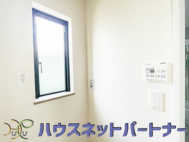 毎日使う洗濯機。しっかりと奥行きのある置き場が確保されています。
