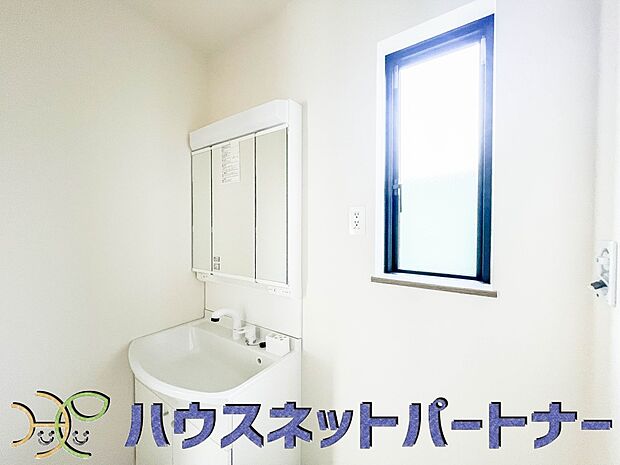 広い脱衣所、洗面台も大きなサイズを設置。戸建では見ない広さと解放感。