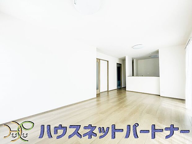 リビングは、食事スペースと寛げる場所設けてもまだ余裕の広さ。明るい光が照らしてくれます。