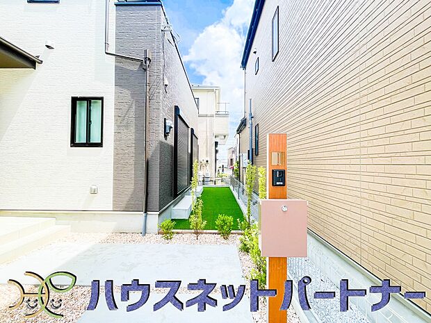 玄関前に季節のお花を置いて可愛く演出してみてはいかがですか。楽しいお家造りが待っています。