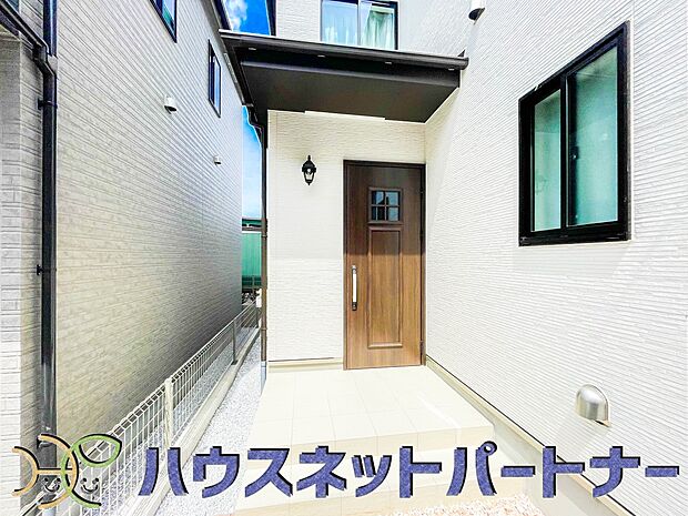 上質感漂う玄関へのアプローチ。居住者の帰り、訪れる方を優しく迎える・安らぎに満ちた生活空間を予感させる。健やかな暮らしを楽しめそう。