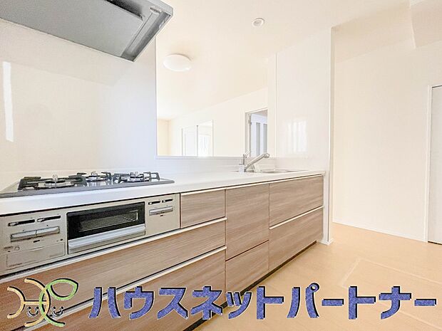 カウンターキッチンは広くて収納力もあるので、快適に料理をすることができます。食器や炊事用具を手の届くところに配置しやすいため調理もスピーディーです。