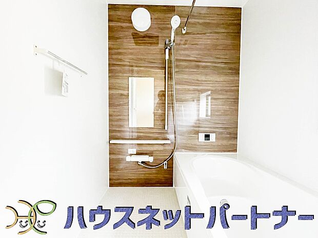 全身浴と半身浴ができる高い機能性と、満水容量を削減して水道・光熱費を節約しました。デザインとエコ性能を両立させた、これからのスタンダード浴槽です。