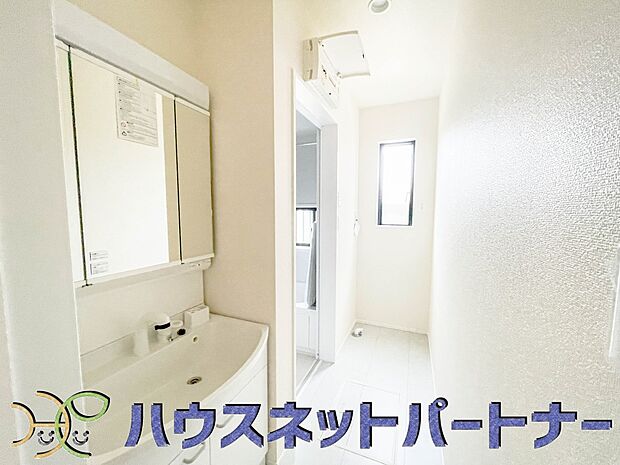 大きく見やすい三面鏡で清潔感ある洗面台は、身だしなみチェックや肌のお手入れに最適です。何かと物が増える場所だからこそ、スッキリと見映えの良い空間に拵えました。