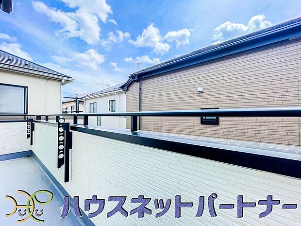 陽当りが良いと、洗濯物が乾きやすいですし、湿気やカビの心配も減るので快適です。寒い冬の日でも、日差しが届くと家の中が暖かくなりますね。
