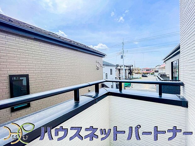 陽当たりの良いバルコニーは清清しい風を室内に送り込んでくれます。快適な生活を楽しめます。