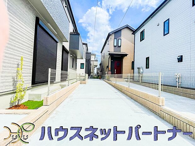 カースペース2台可。新築戸建てを購入する際、庭付きや駐車場2台付きは大変魅力的に映ります。駐車スペースが2台分あれば、夫婦それぞれ車をもっている場合や、親戚や友人などが車で来る際も安心です。