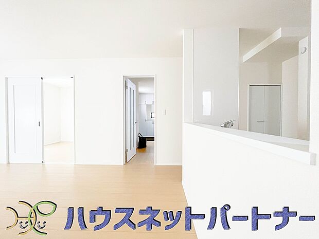 忙しい朝でも家族揃って食事をして頂ける、ゆとりある大きさのダイニングスペース。奥様の手料理をカウンター越しに受けとって頂き、テーブルで囲む素敵な時間を存分にお愉しみ下さい。