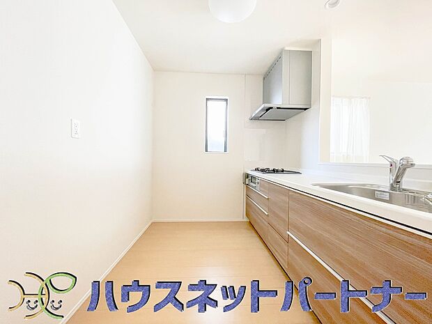 キッチン吊戸棚を無くす事によって、コミュニケーションを重視した設計に致しました。区画によって変わる一体感を、実際にご覧になって頂けましたらと思います。