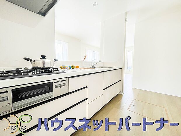 三口コンロで料理の幅を拡げてくれる使いやすいシステムキッチンを採用。洗い場も大きいので野菜や食器を洗ったりする際にも捗り、奥様の強い味方となってくれるはずです。