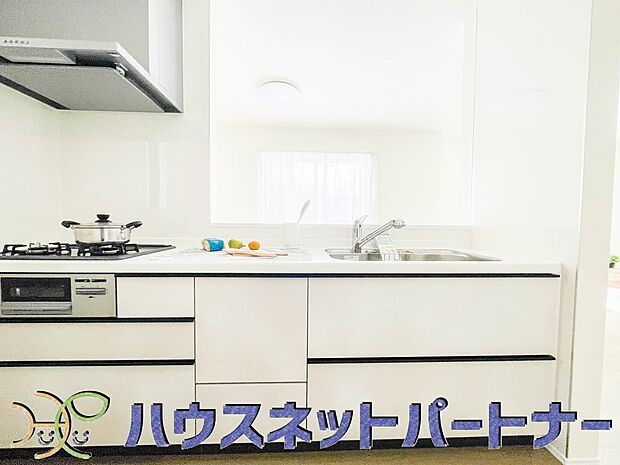 カウンターキッチンは広くて収納力もあるので、快適に料理をすることができます。食器や炊事用具を手の届くところに配置しやすいため調理もスピーディーです。