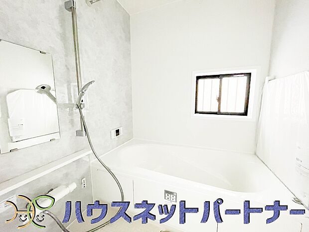 心地よいバスタイムを演出する浴室はゆとりあるサイズを採用。保温機能付き、汚れをはじく有機ガラス系の新素材を採用した浴室。美しく機能的な設備を採用。