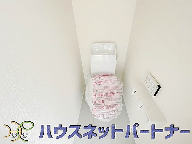 快適な生活を送るための必須アイテムとなった洗浄機能付トイレ。おしり洗浄、ビデ洗浄、暖房便座の3つの機能を標準装備しています。