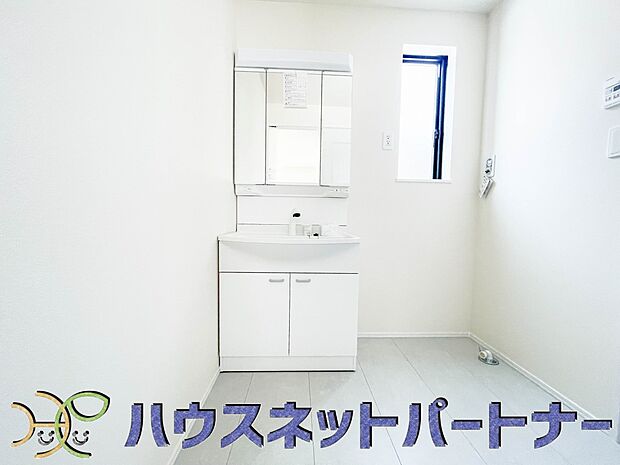 家の中でも特にプライベートスペースとなる洗面所は、洗濯場所と浴室を同じ空間でまとめております。小窓を設置しておりますので、熱気などが籠りやすい空間でちょっとした空気の入れ替えを。