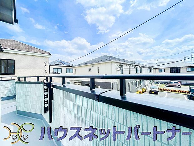 青い空が近くに感じるバルコニーは、爽やかな風をお部屋へ運んでくれます。