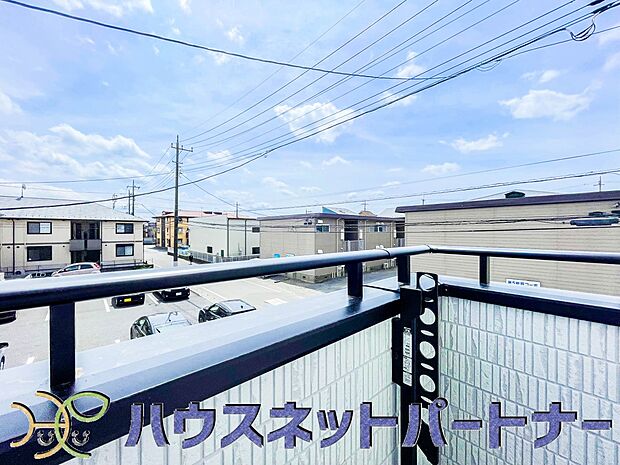 朝の澄んだ空気や、夕方に吹く清々しい風を五感で感じられるバルコニー。住まいの中で屋外にあって、本当の自然を感じられるスペースです。