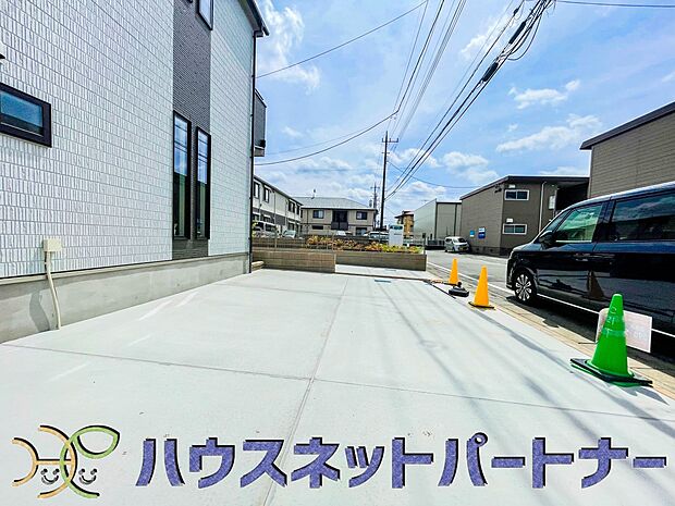 ゆったりとした駐車スペースを確保いたしましたので、大きめのお車でも駐車可能です。自転車やバイクなど、ゆとりのある敷地で置き場所に困ることはないでしょう。