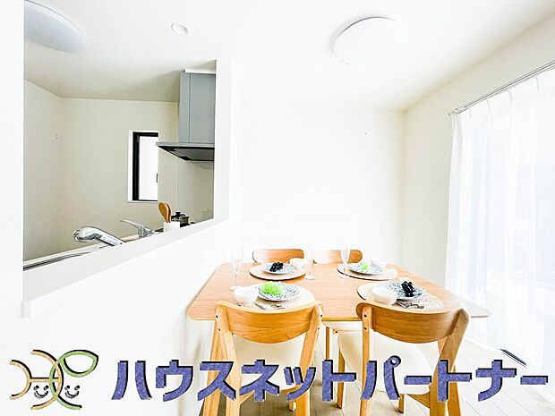 家族の様子を見ながらキッチンでお料理。一日の出来事を会話しながらの家事は嬉しいコミュニケーション。