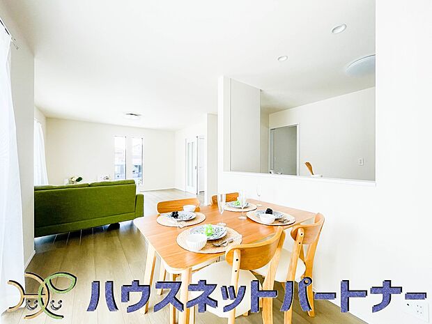 リビングは、食事スペースと寛げる場所設けてもまだ余裕の広さ。明るい光が照らしてくれます。