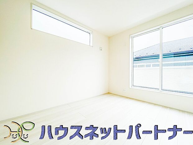 明るい窓のあるお部屋は子供部屋にぴったり。可愛い家具で素敵なお部屋に。