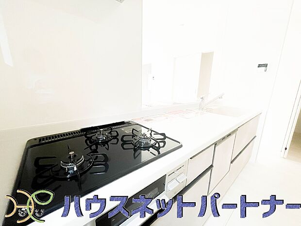 三口コンロで料理の幅を拡げてくれる使いやすいシステムキッチンを採用。洗い場も大きいので野菜や食器を洗ったりする際にも捗り、奥様の強い味方となってくれるはずです。