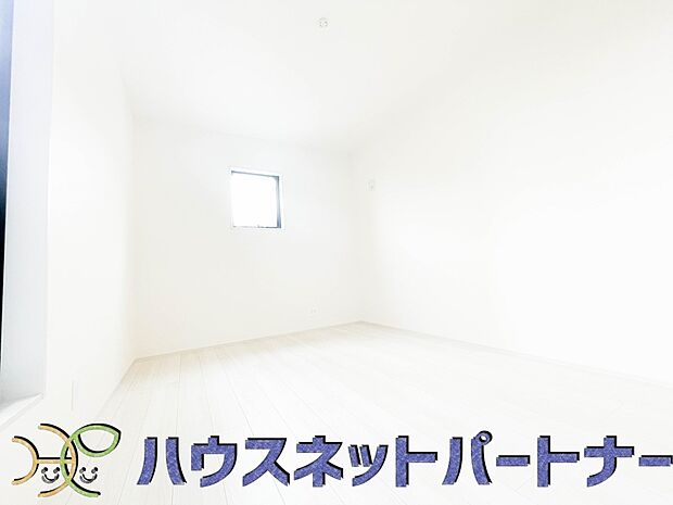 明るい窓のあるお部屋は子供部屋にぴったり。可愛い家具で素敵なお部屋に。