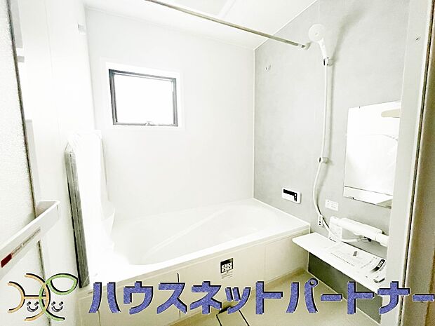 心地よいバスタイムを演出する浴室はゆとりあるサイズを採用。保温機能付き、汚れをはじく有機ガラス系の新素材を採用した浴室。美しく機能的な設備を採用。