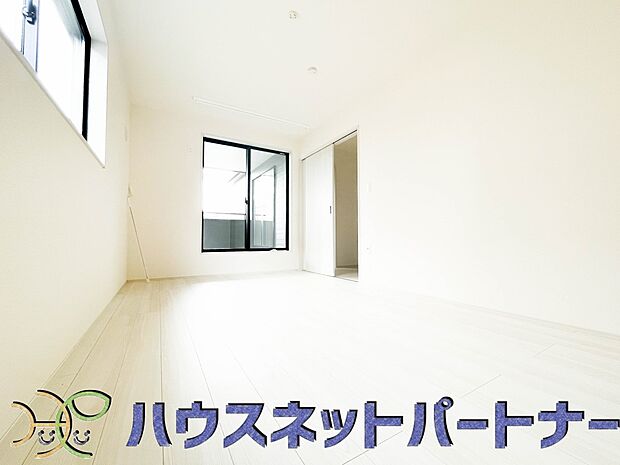 独立性を高めたお部屋。たっぷりの収納も配備しており、片付いた空間を現実出来そう。陽光も降り注ぐ明るく開放的な空間が魅力的。